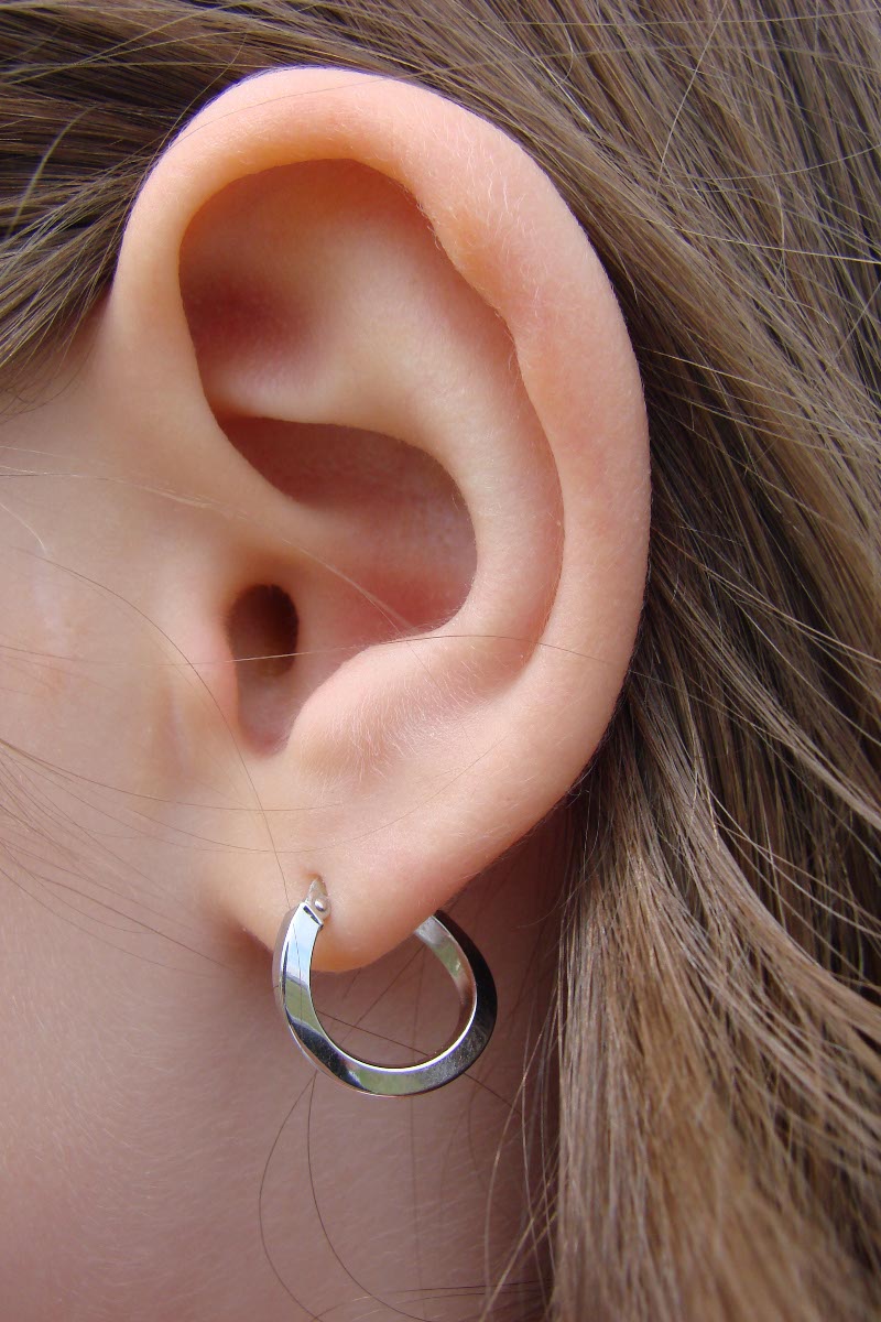 Sorgfältiges Piercing-stechen für Kinder